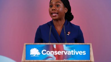 Kemi Badenoch nommé nouveau chef des conservateurs, qui prennent un virage très à droite